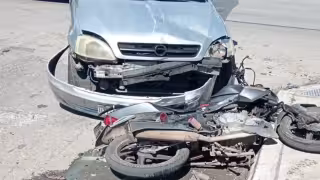 Motociclista terminó con lesiones tras ser embestido por un automovilista