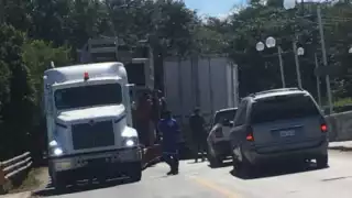 Dos tráilers chocaron en pleno puente de Champotón dejando daños materiales considerables