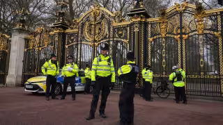 Expríncipe Andrés sigue bajo investigación: policía registra Royal Lodge tras 11 horas de detención