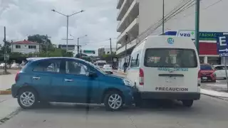 La conductora de un March no esperó a que la unidad de transporte terminara de pasar.