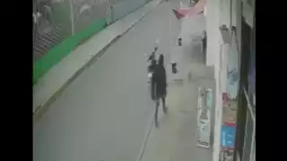 El video circula en redes sociales, cuando el atacante abre fuego contra el lomito