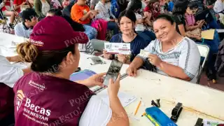 Operativos de Bienestar entregan tarjetas de beca a más de 2,400 estudiantes en Carmen y Sabancuy