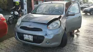 Exceso de velocidad y pavimento mojado provocan choque por alcance