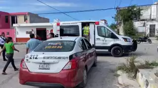 El taxista tuvo que ser atendido por paramédicos debido a que presentaba heridas en el rostro