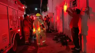 La abuelita terminó intoxicada cuando intentaba sofocar las llamas y rescatar a sus perritos