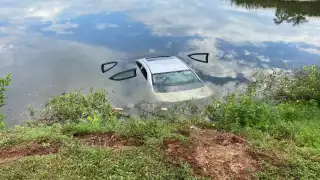 Todos los ocupantes lograron salir del vehículo al caer al agua