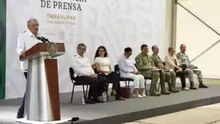 El presidente Andrés Manuel López Obrador señaló que llegaron como 6 camiones más para “querer entrar por la fuerza” a Palacio Nacional