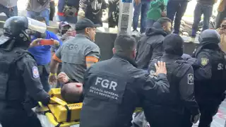Normalistas se enfrentan con granaderos en las oficinas de la FGR