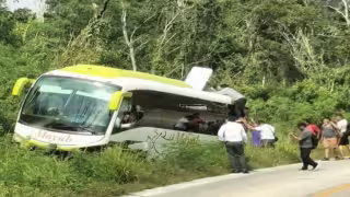Autobús de la línea Mayab se sale de la carretera y deja varios lesionados en José María Morelos