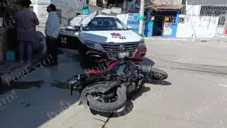 Motociclista invade carril contrario y se estrella contra taxi en Campeche