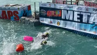 Los nadadores desde niños, jóvenes y adultos saltaron desde temprano a la mar tras el cornetazo de salida