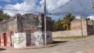 “Vivimos con el temor de que caiga”: Habitantes de Peto exigen a la CFE el reemplazo urgente de postes dañados