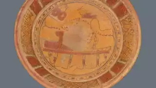 El plato es una ofrenda en un entierro de un hombre del periodo Clásico Tardío