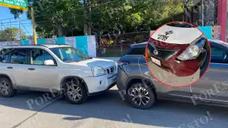 Taxi provoca carambola entre tres autos en Ciudad del Carmen, dejando cuantiosos daños y caos vial