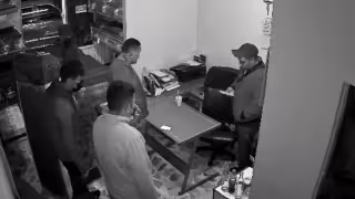 Los ladrones se llevaron dinero y un teléfono celular