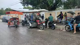 Ni la lluvia detuvo a alumnos: asisten a su último día de clases en Escárcega