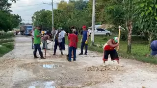 Con la temporada de lluvias y el tráfico de unidades han empeorado las condiciones de los caminos