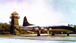 La icónica torre de control de madera en el antiguo Aeropuerto