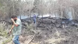 El fuego amenazaba casas cercanas al lugar
