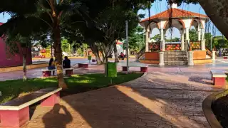 Jóvenes llegan con al parque en búsqueda del servicio, pero se dan cuenta de que no hay