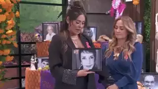 Andrea Legarreta rompe en llanto al poner a su mamá en la ofrenda del programa "Hoy": VIDEO