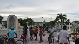 El trabajo de limpieza y colocación de alguna flor de temporada queda a cargo de los más grandes de la casa