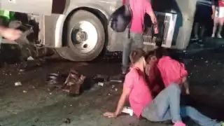 El conductor perdió el control de la unidad tras el impacto y se salió de la cinta asfáltica.