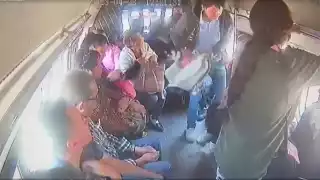 Captan en video asalto a combi en el Edomex, hasta el conductor fue robado