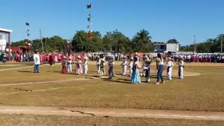En el desfile se cuenta con la participación de alumnos de preescolar, primaria y secundaria
