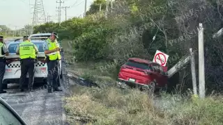 Camioneta se sale de la carretera y derriba poste en Carmen–Isla Aguada