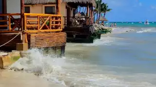 Inclusive se ven los cimientos de las palapas cercanas.