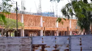 Entre 300 y 400 trabajadores se encuentran laborando en la construcción del edificio en Mérida