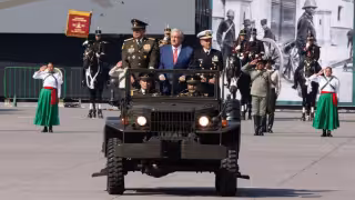 El presidente Andrés Manuel López Obrador encabeza la ceremonia por el 113 aniversario del inicio de la Revolución Mexicana desde la Plaza de la Constitución.