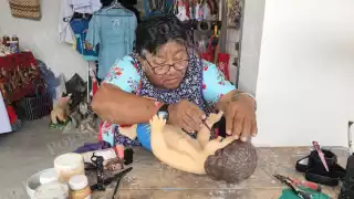 12 años de técnica y fe: Artesana de Ciudad del Carmen devuelve vida a más de 90 Niños Dios en Navidad