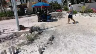 Sin control, aguas negras desbordan en calles de Isla Mujeres