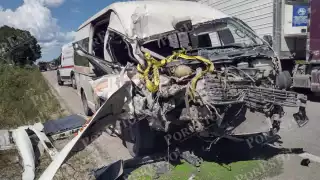 Combi choca contra un volquete en la vía Felipe Carrillo Puerto–Tulum y deja tres lesionados