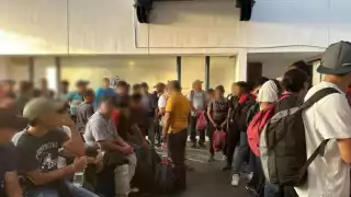 El Instituto Nacional de Migración apoyó a 114 migrantes que viajaban en un autobús para que puedan seguir su proceso administrativo migratorio