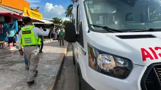 La mujer fue auxiliada por paramédicos de la Secretaría de Salud