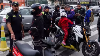 Esta será la cuantiosa multa por llevar niños en moto en CDMX 2026