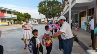. Los alumnos mostraron entusiasmo cuando recibieron su nuevo paquete escolar