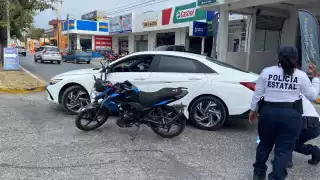 La automovilista dio vuelta sin percatarse de la proximidad de la motocicleta