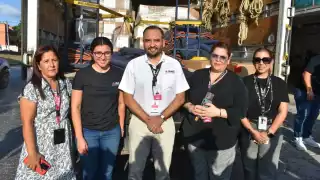 Representantes del INE durante la recepción de documentos electorales en Cancún