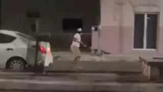 Exponen en redes sociales a joven por maltratar a un coatí en Telchac Pueblo: VIDEO