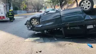 Un muerto tras la caída de una camioneta de un puente vehicular en Guadalajara