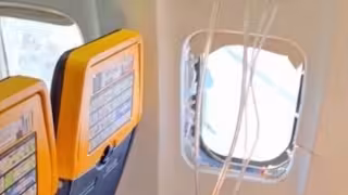 Pasajero casi sale expulsado de avión de Ryanair tras desprenderse una ventanilla en pleno vuelo