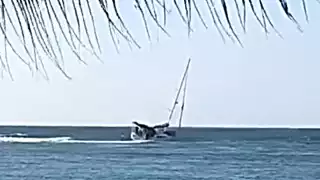 Sólo un hombre viajaba en el velero que quedó encallado en Puerto Aventuras