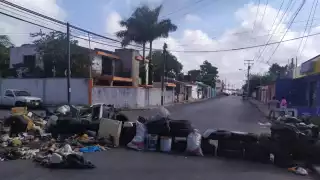 Con llantas, vecinos del Sur de Mérida bloquean calles ante falta de energía eléctrica