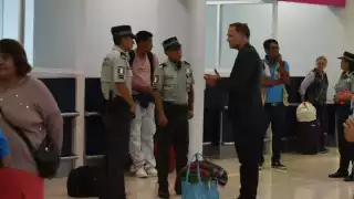 Keiser Shudder dormirá en el área verde frente a la Terminal 2 del aeropuerto, en espera que su familia le deposite para otro pasaje.