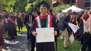 Mauricio Vila muestra su título de Harvard; el senador yucateco pidió licencia para continuar con sus estudios