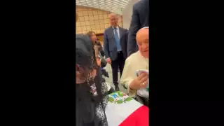 Sandra Cuevas visitó El Vaticano donde tuvo un encuentro con el Papa Francisco, a quien le regaló una bandera de México